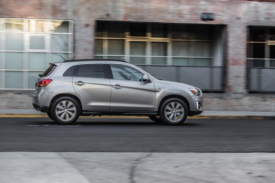  Mitsubishi Outlander Sport SE 2014 года  (фото 5 из 9)